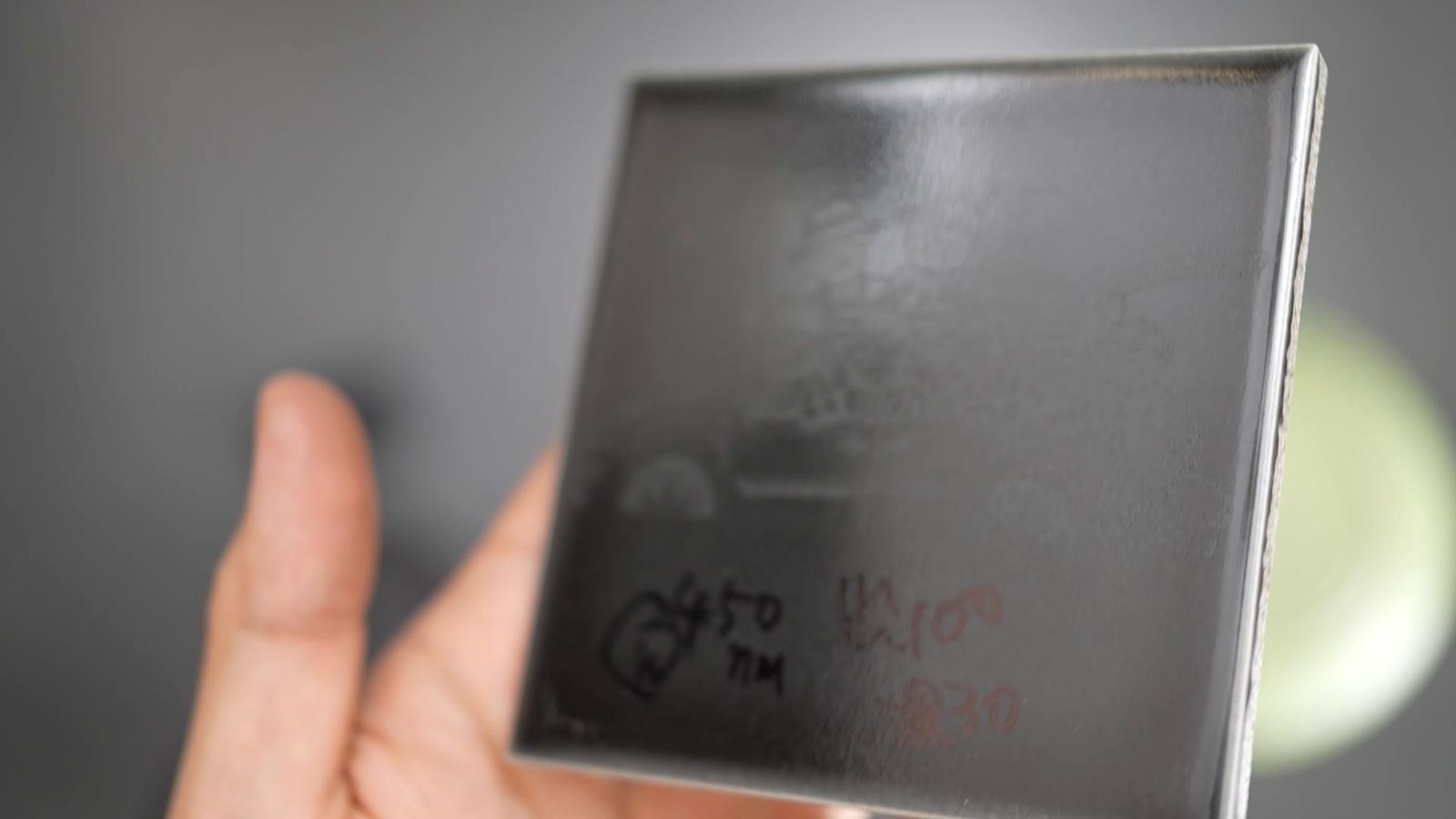 彫刻した陶器のコースター
