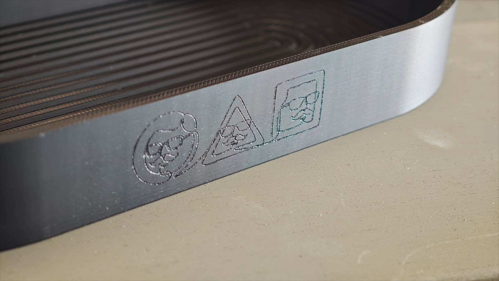 3Dプリンターで作ったものに彫刻したロゴ