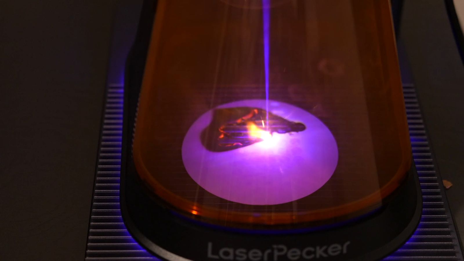 彫刻中のLaserPecker LP5