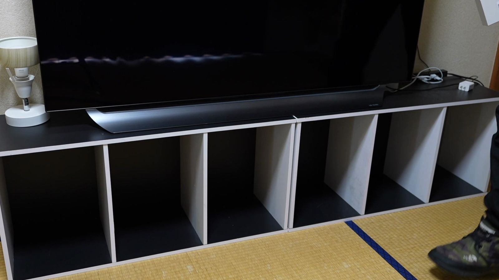 カラーボックスを並べたテレビ台に置いたテレビ