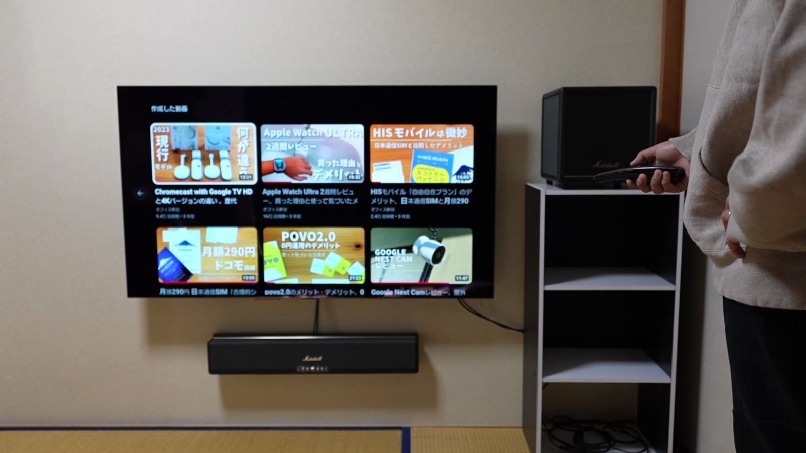 壁掛けしたテレビと、その下に壁掛けしたサウンドバー