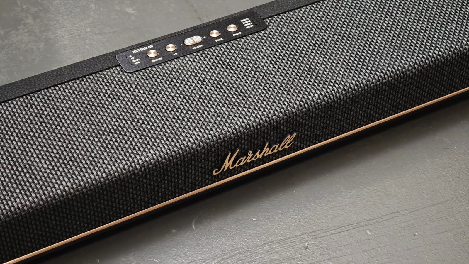 Heston 60の天面の操作パネルと、前面のグリルに付いたゴールドのMarshallのロゴ