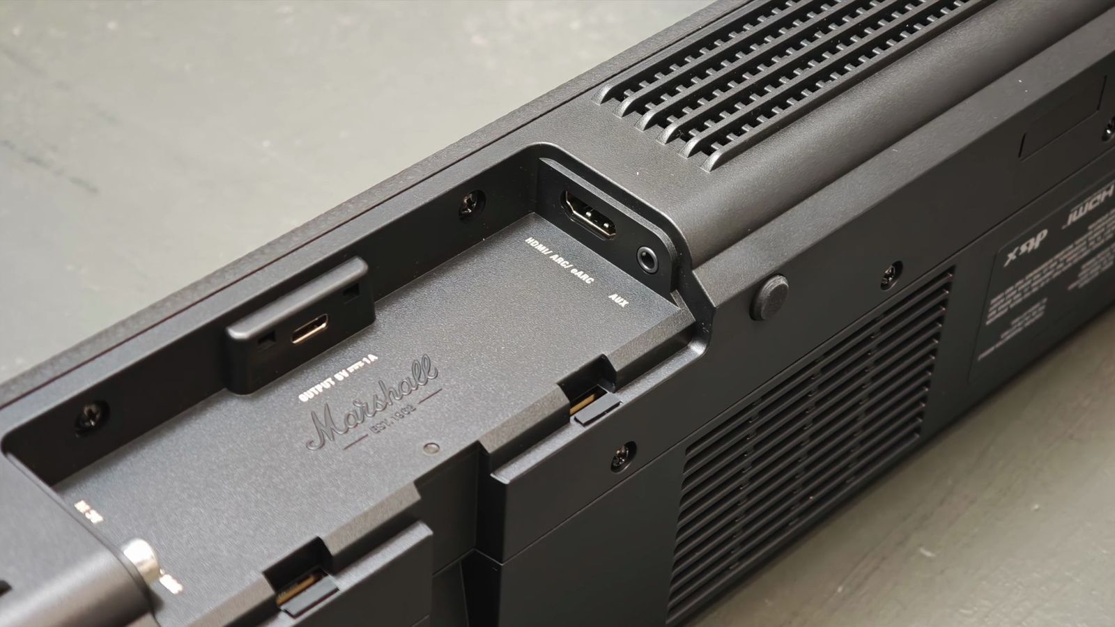 Heston 60の背面の端子。HDMI（ARC/eARC）、AUX、USB-C