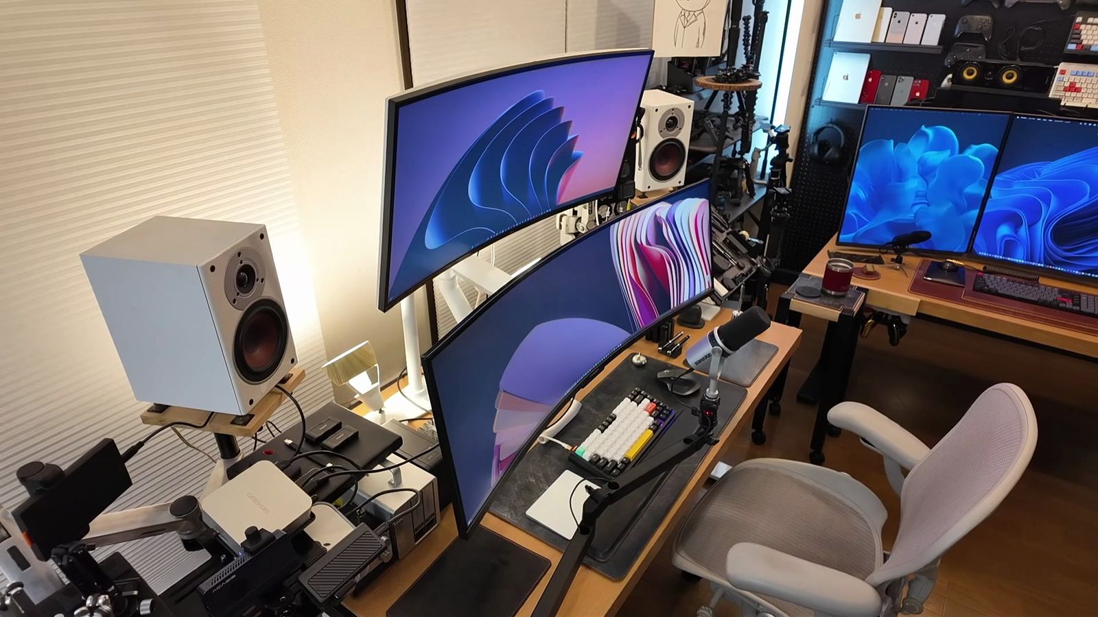 モニターアームのスピーカースタンドを使っているデスク