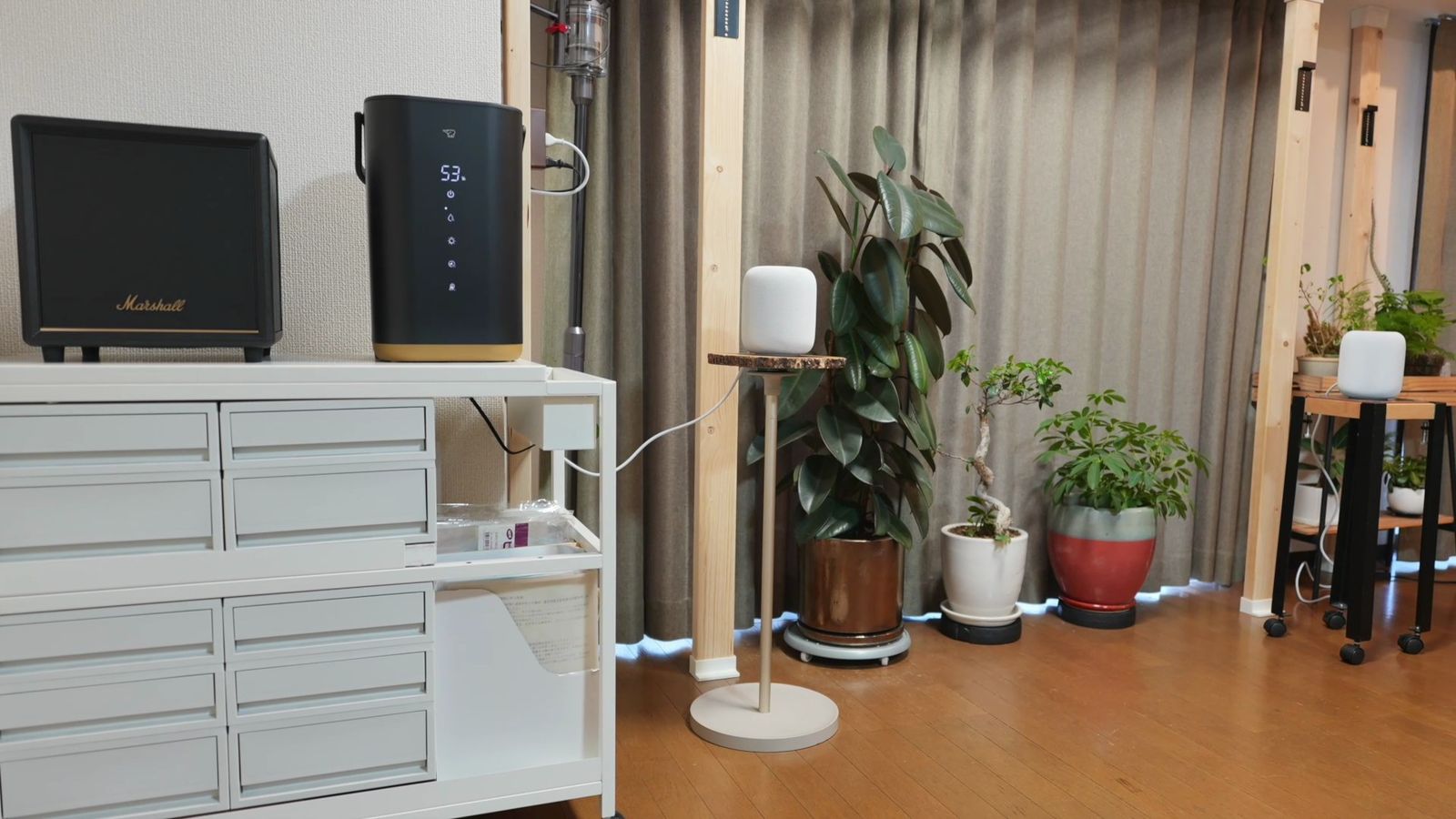 リビングの棚に置いたサブウーファーと、スタンドに置いたHomePod