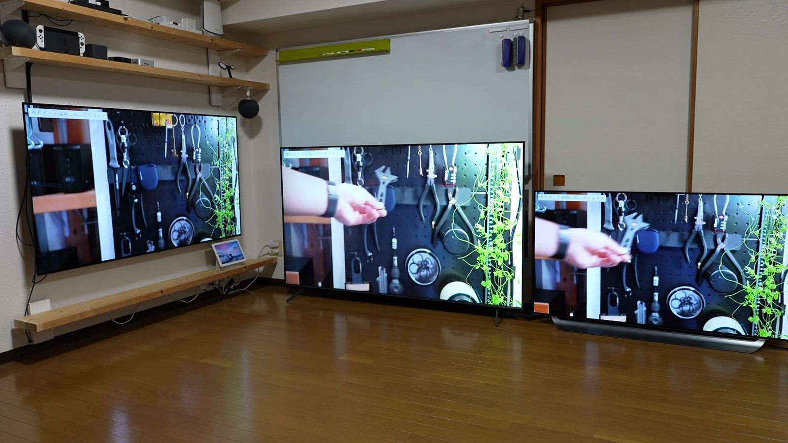 部屋に並べた3台の大画面テレビ