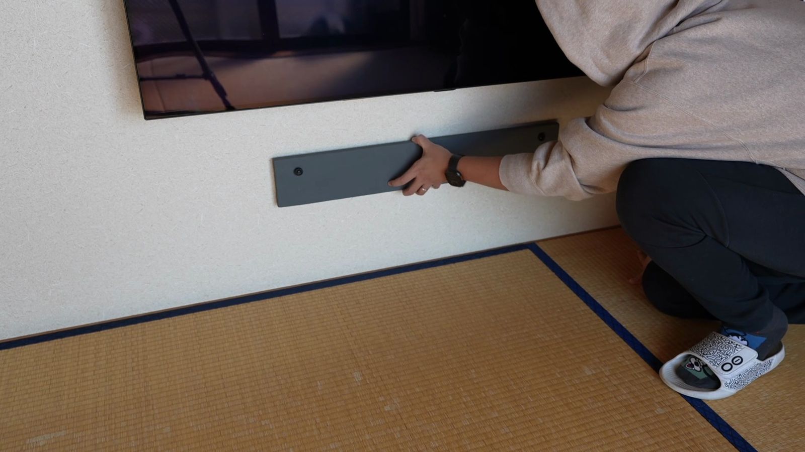 壁の土台に板をはめ込んでいるところ