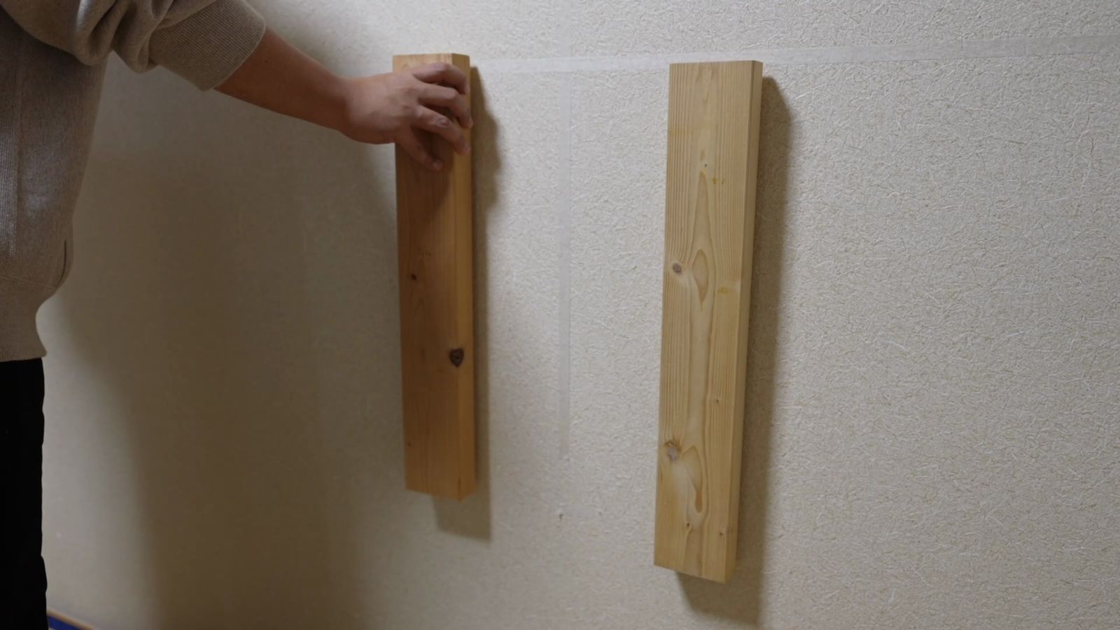 壁に縦に固定した2本の木の板