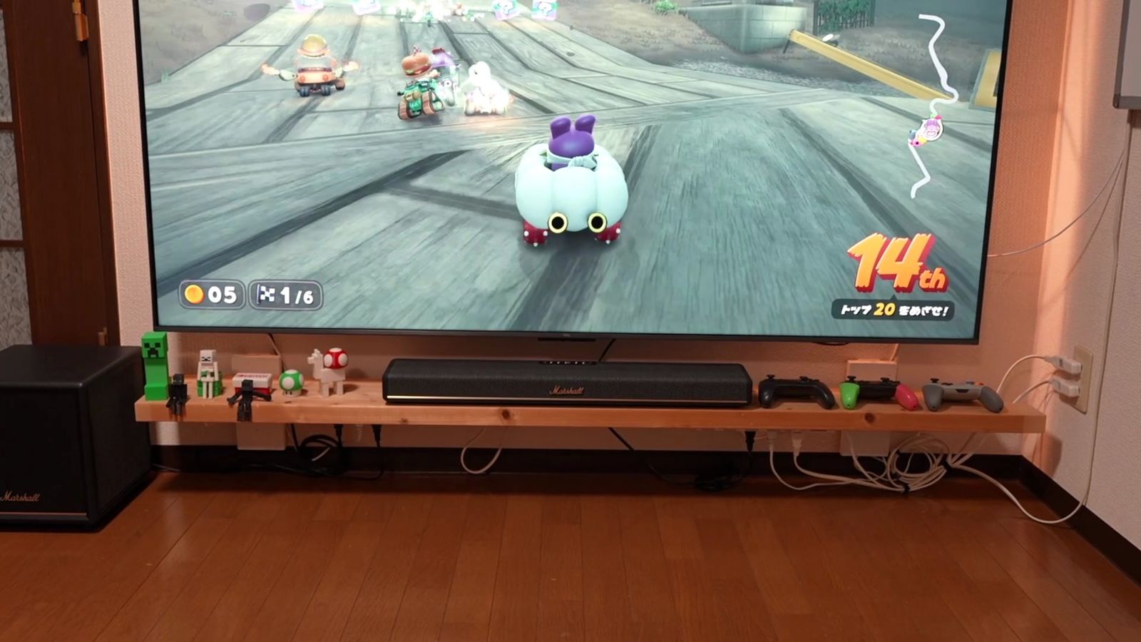 テレビにレースゲームを映し、手前にサウンドバーを置いたところ