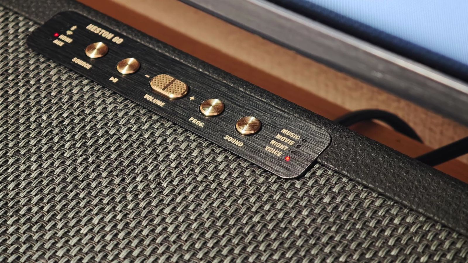 本体の操作パネル。SOUNDのVOICEのランプが点灯している