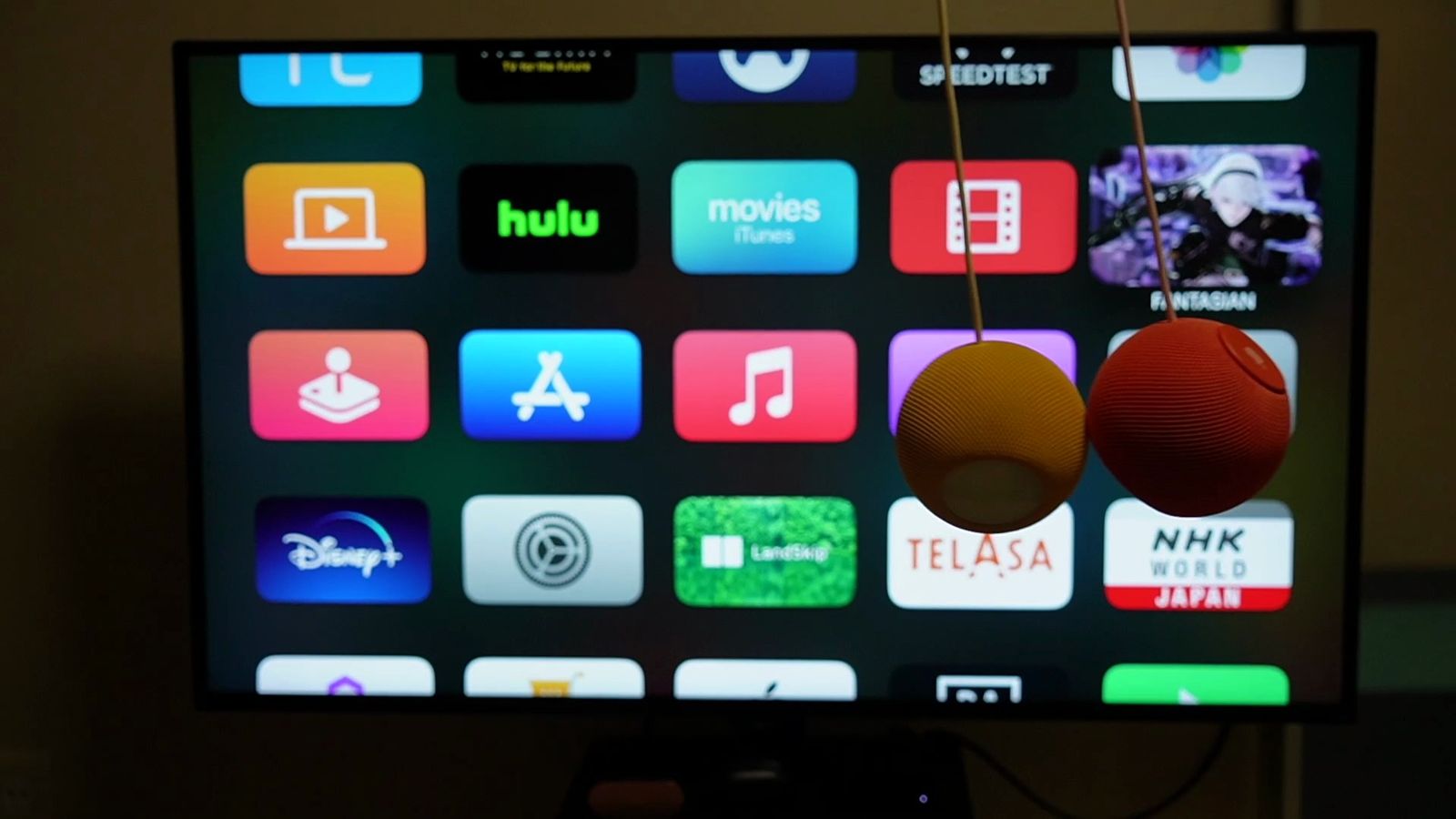 テレビの前に吊るした黄色と赤のHomePod mini