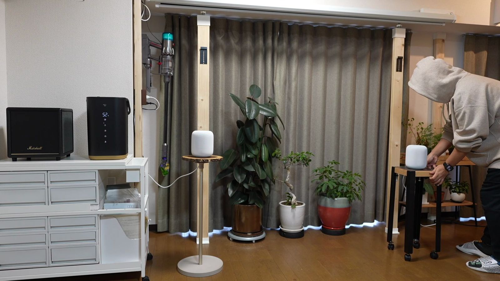 リビングのスタンドにHomePodを置いているところ