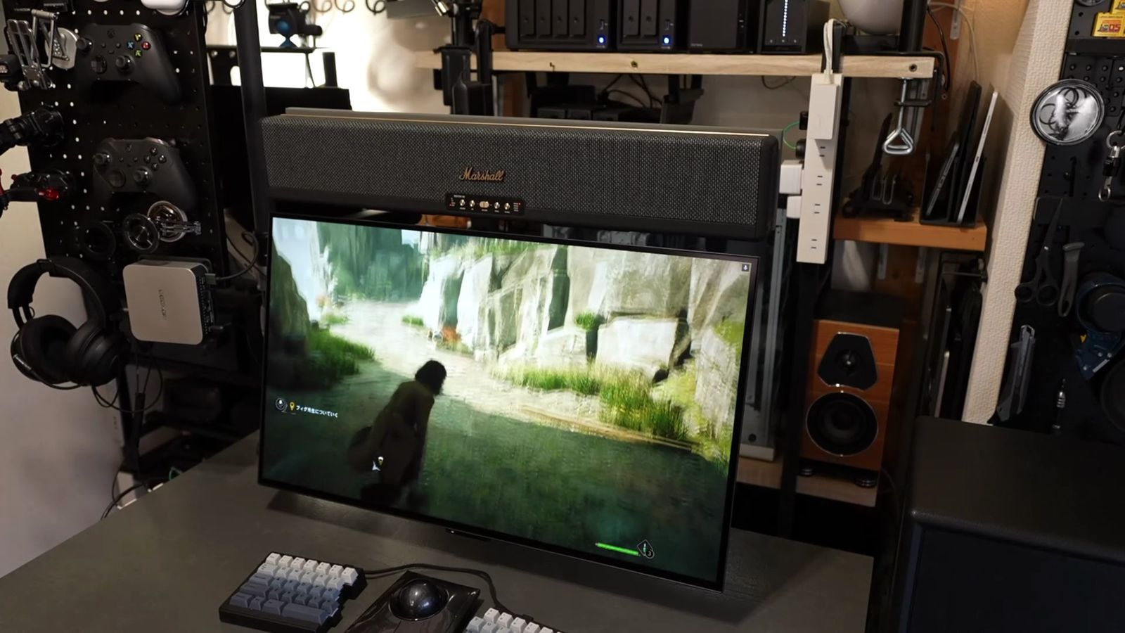 モニターにゲームを映したデスク