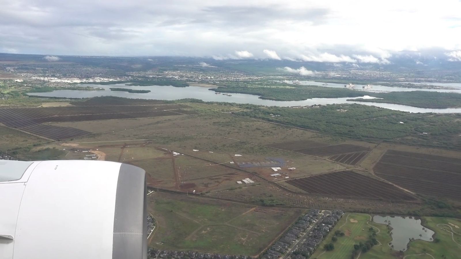 着陸前の飛行機の窓から見た地上の景色と、エンジン