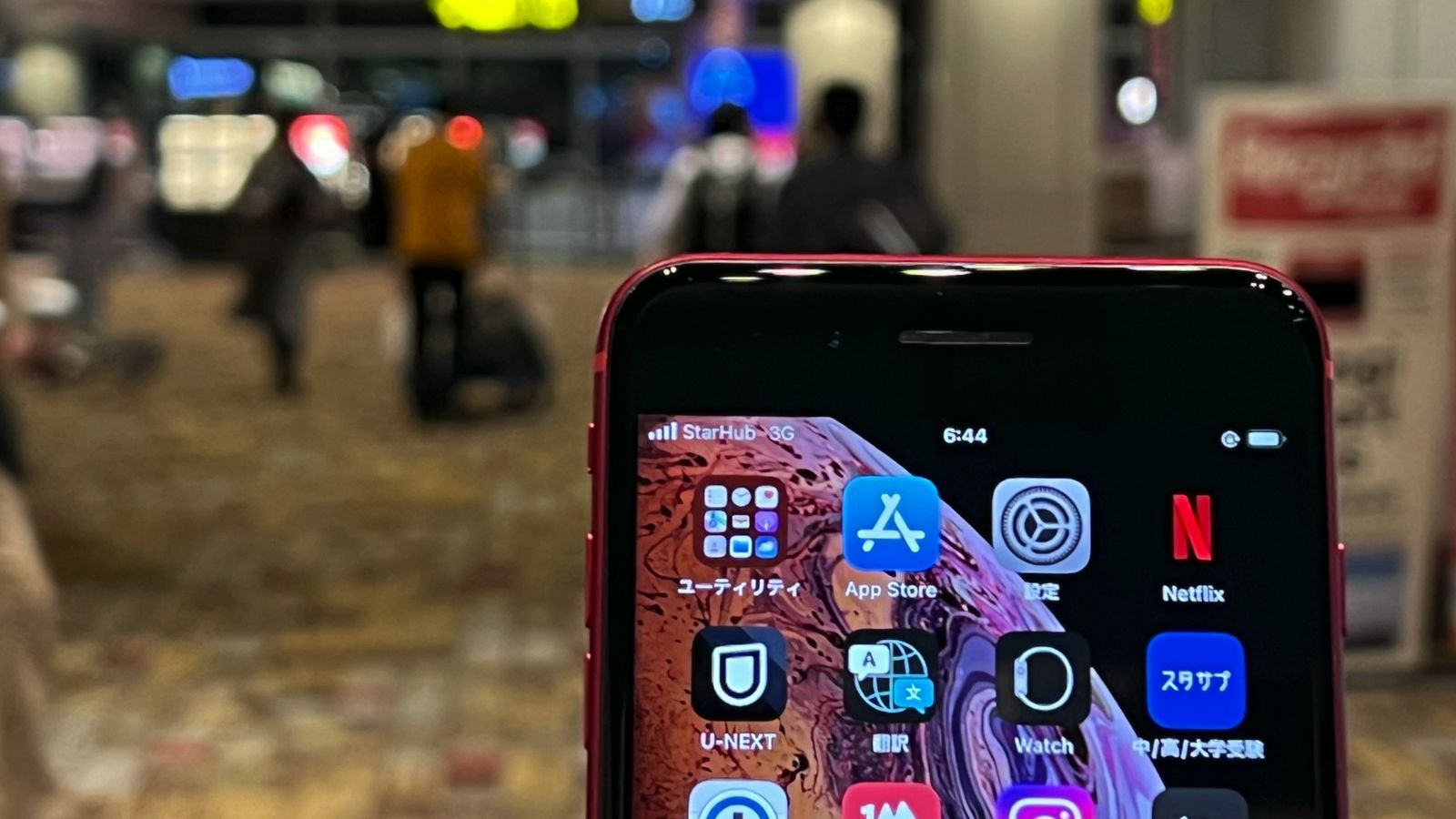 到着した空港で持ったiPhoneのホーム画面。左上のアンテナ表示がStarHub