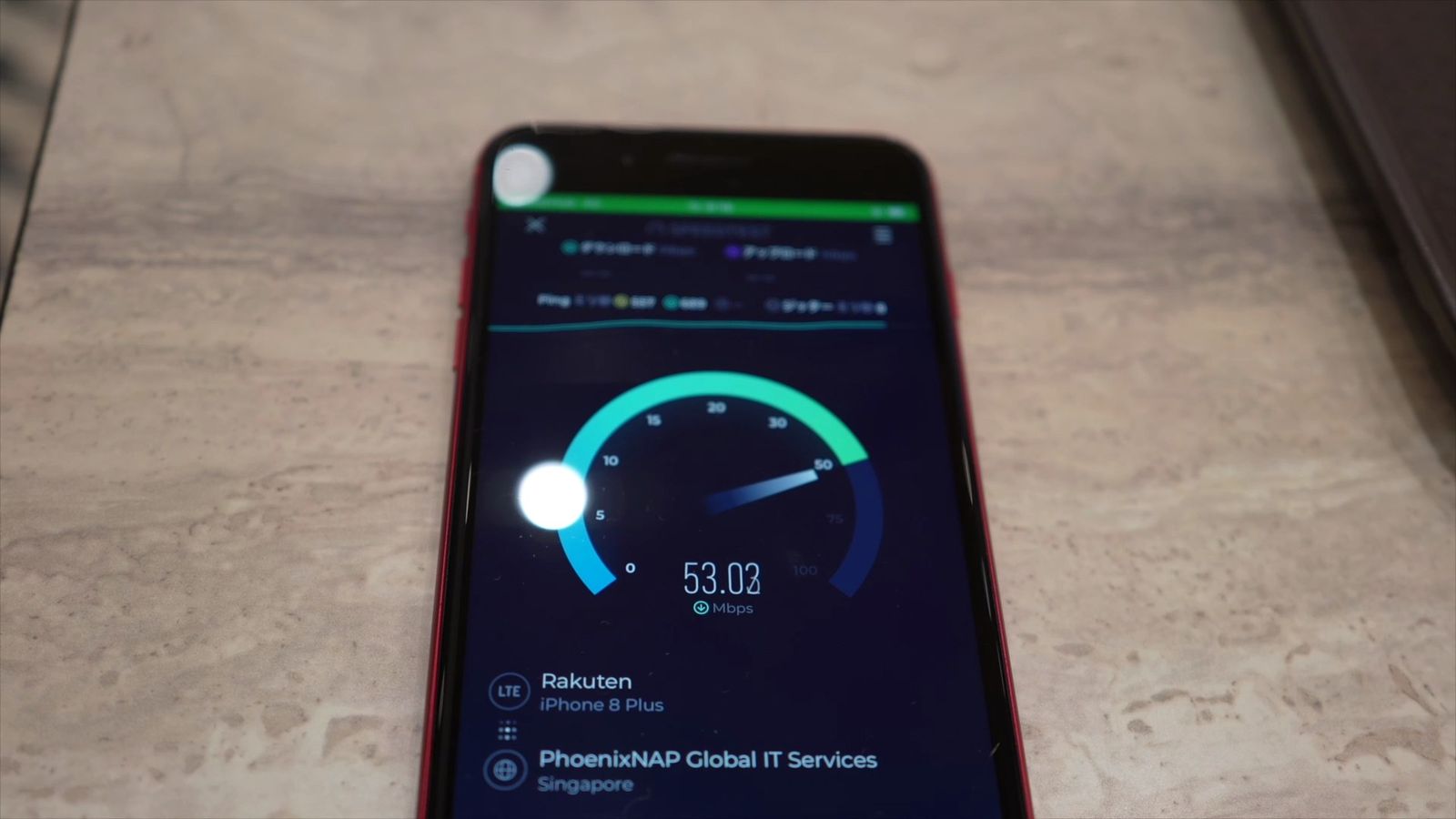 楽天モバイルのSIMを挿したiPhone 8 Plusのスピードテストの画面。計測中で53.02Mbps。サーバーはシンガポール