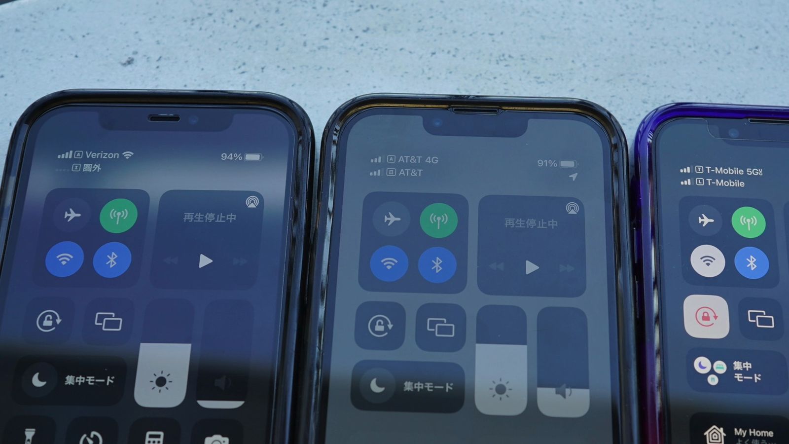 ハワイで並べた3台のiPhoneのコントロールセンター。アンテナ表示は左からVerizon、AT&T 4G、T-Mobile 5G