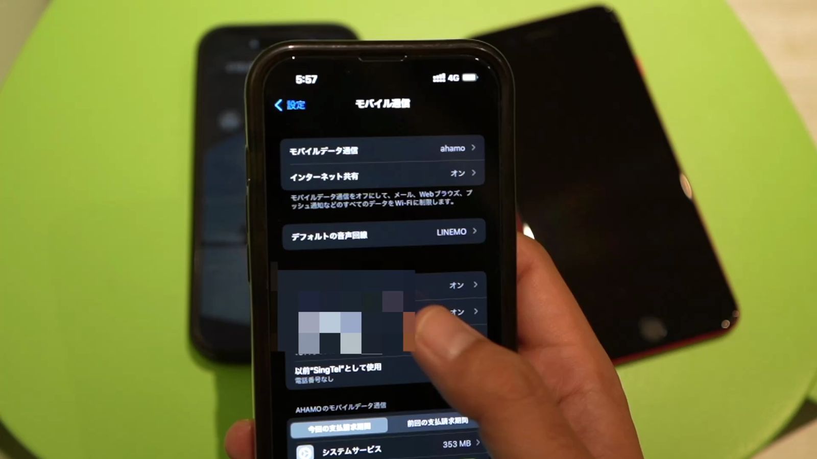 iPhoneの設定のモバイル通信の画面。SIMの一覧はぼかしてある