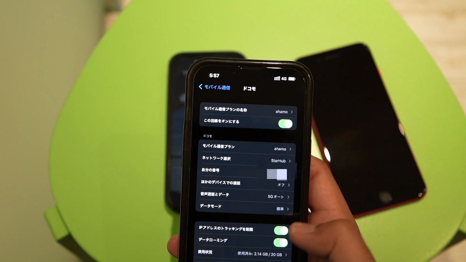 iPhoneの設定で、ドコモのSIMの情報の画面。ネットワーク選択の項目がある