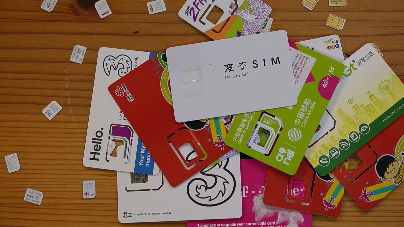 机に広げたいろいろな国のプリペイドSIMのパッケージ