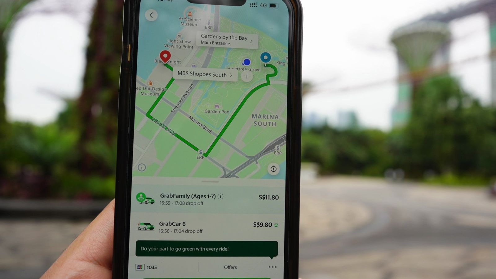 配車アプリGrabの画面。シンガポールの地図と車種ごとの料金