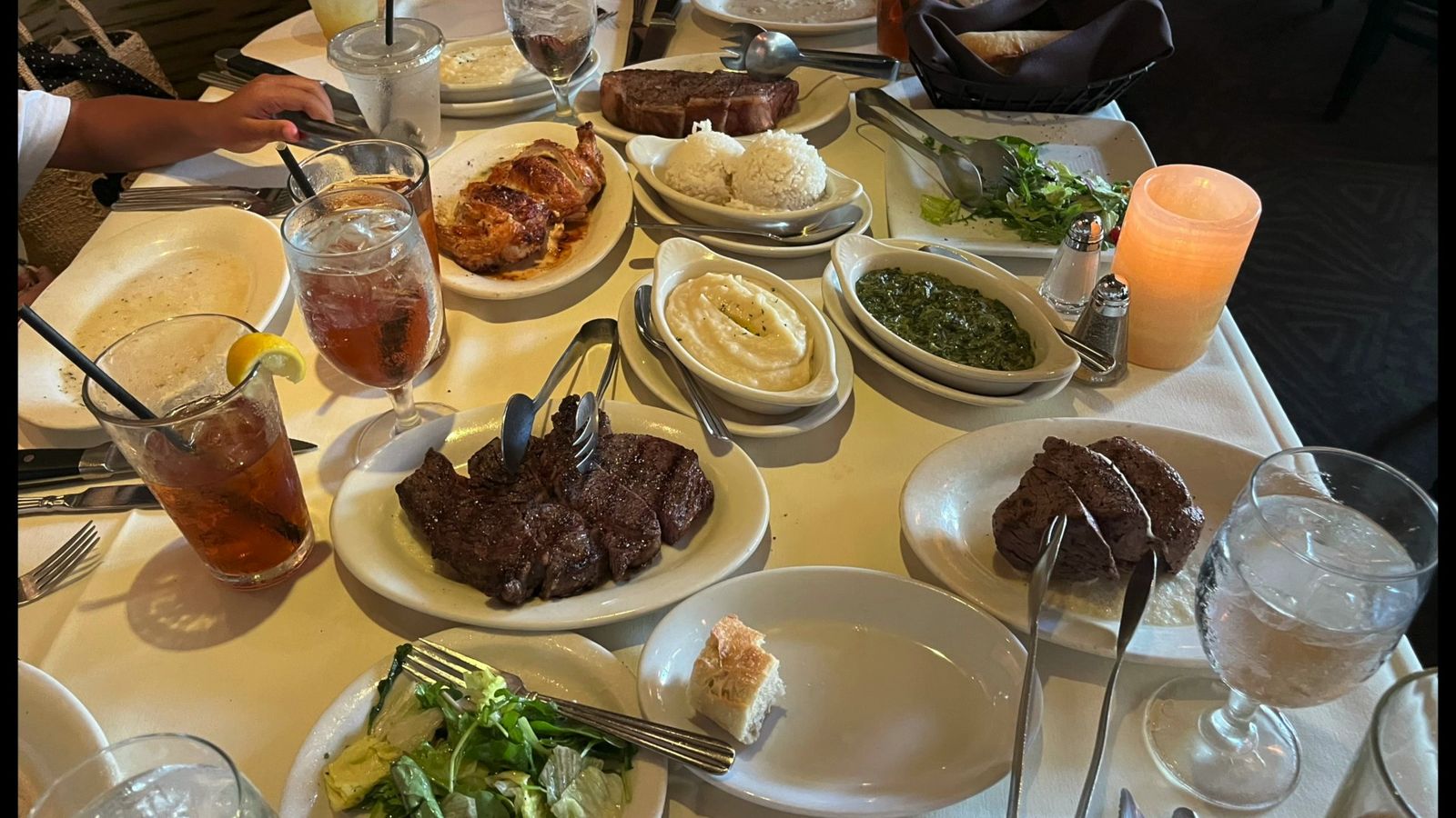 レストランのテーブルに並んだステーキや料理