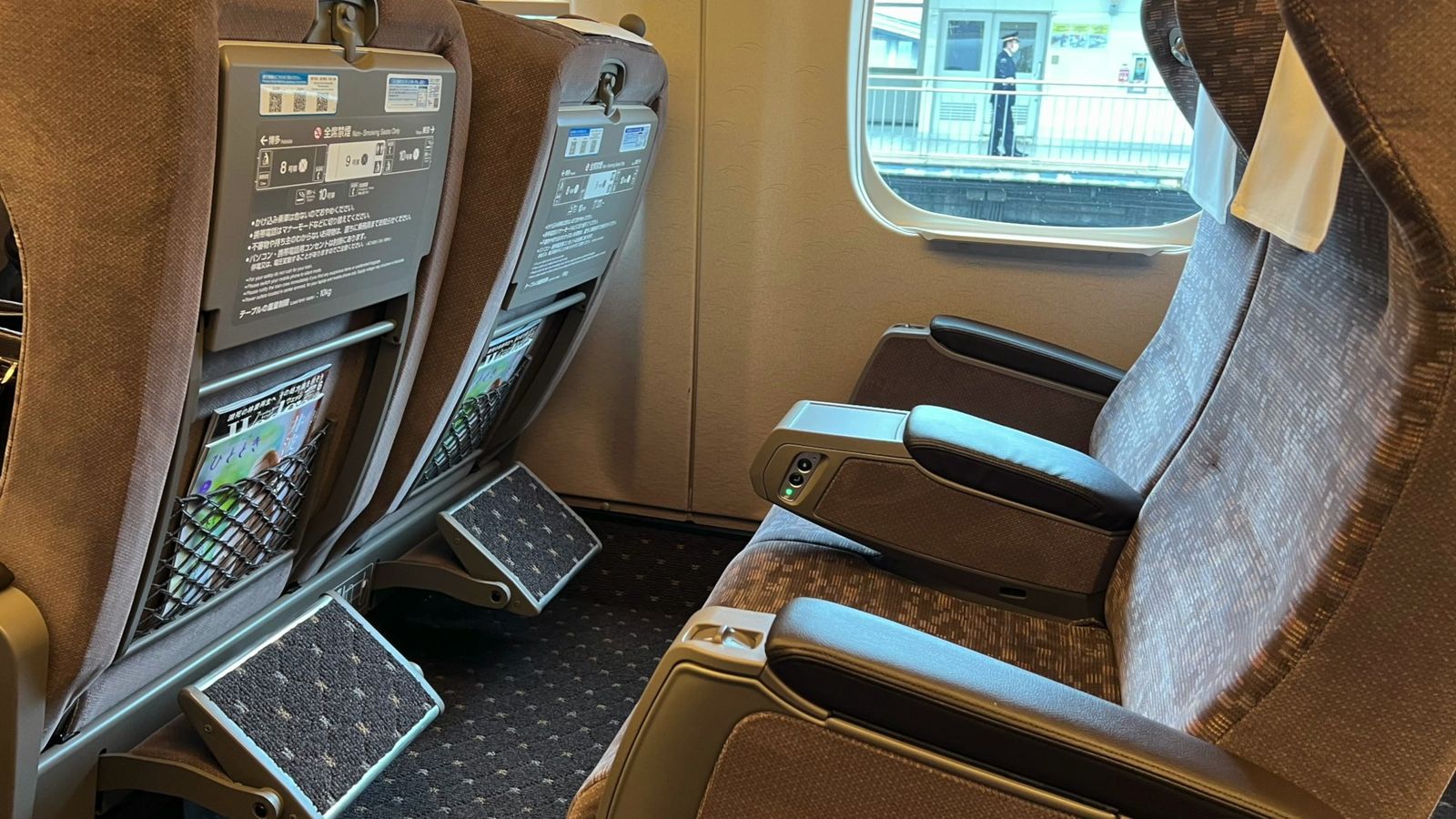 列車の座席と窓