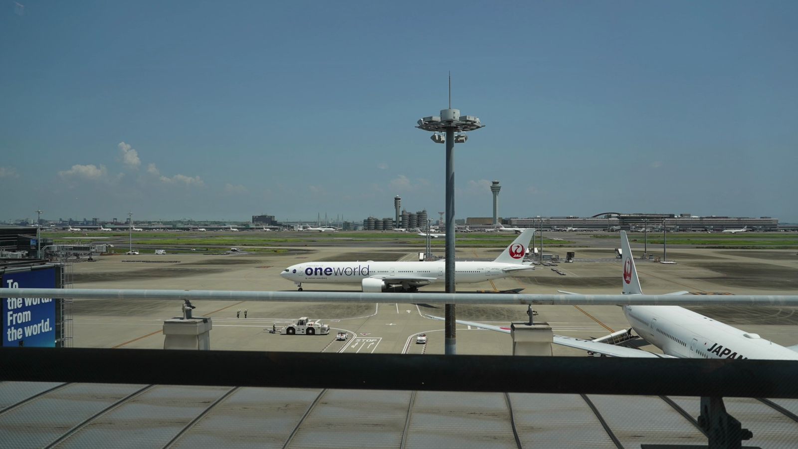 空港の展望デッキから見た駐機中の旅客機と管制塔