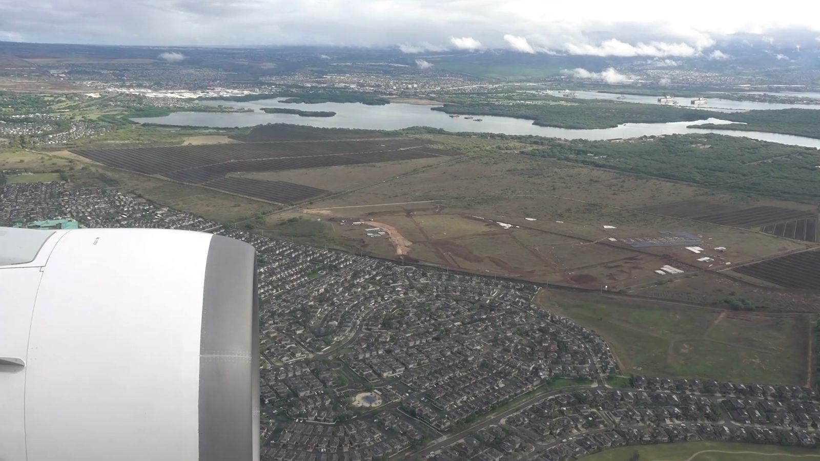 飛行機の窓から見た地上の景色と、エンジン