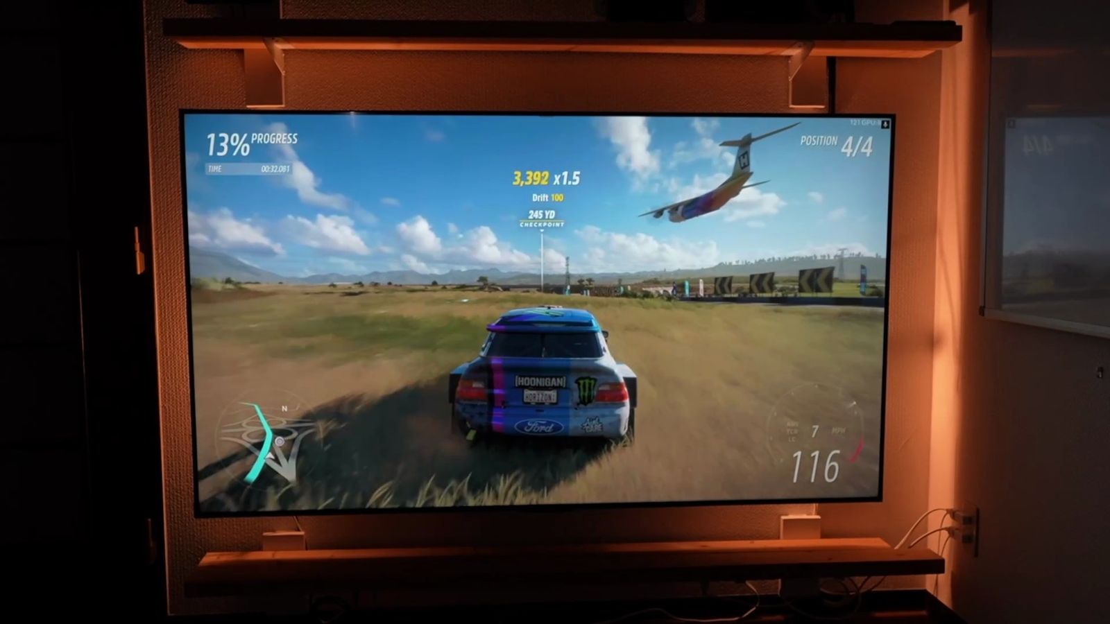 間接照明の部屋で壁に固定したC6Kにレースゲームを表示したところ