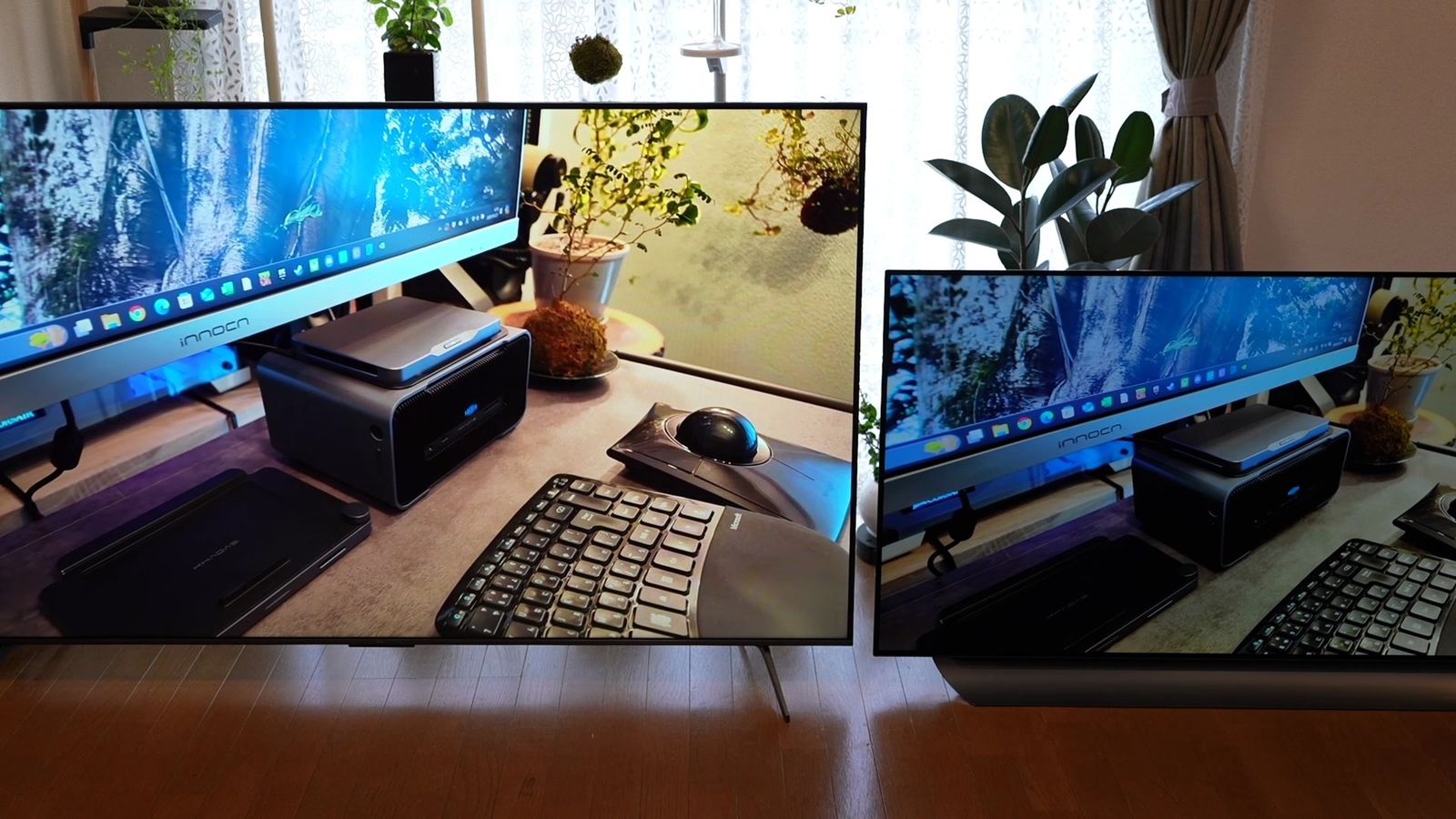 明るい部屋で2台のテレビに同じ映像(デスク)を映したところ。左がC6K、右が有機ELテレビ