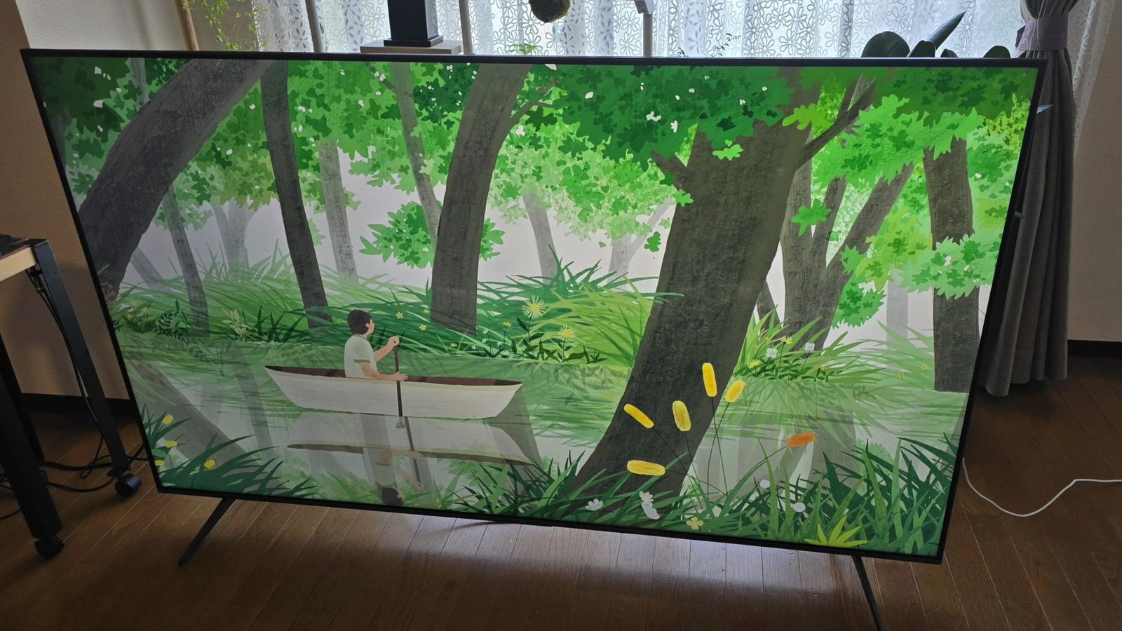 窓からの光が入る部屋で、スタンドで置いたC6Kに森の映像を表示したところ