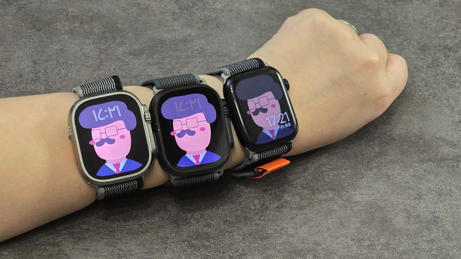手首に着けた3台のApple Watch