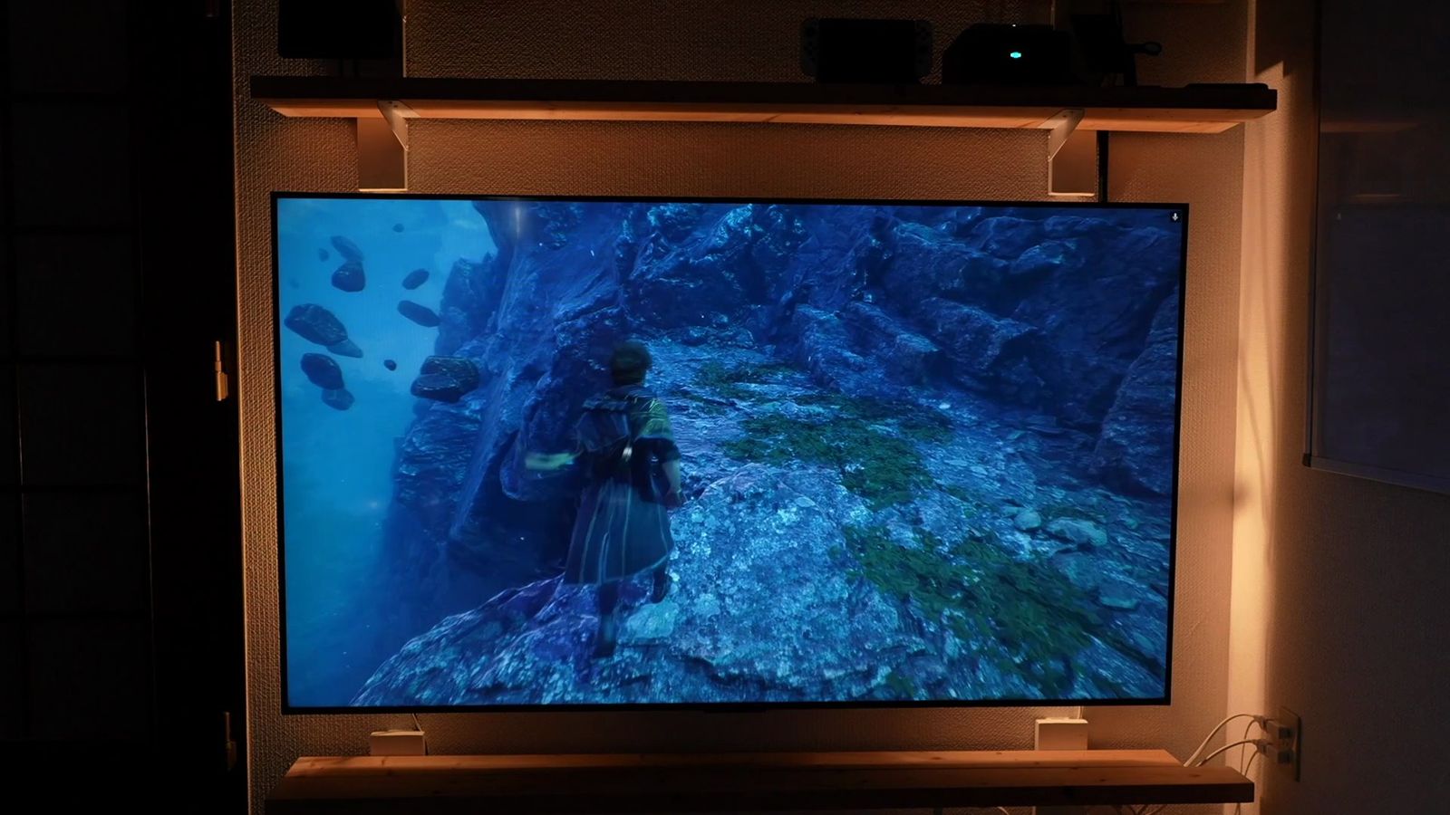 暗い部屋で壁に固定したC6Kに水中の映像を表示したところ