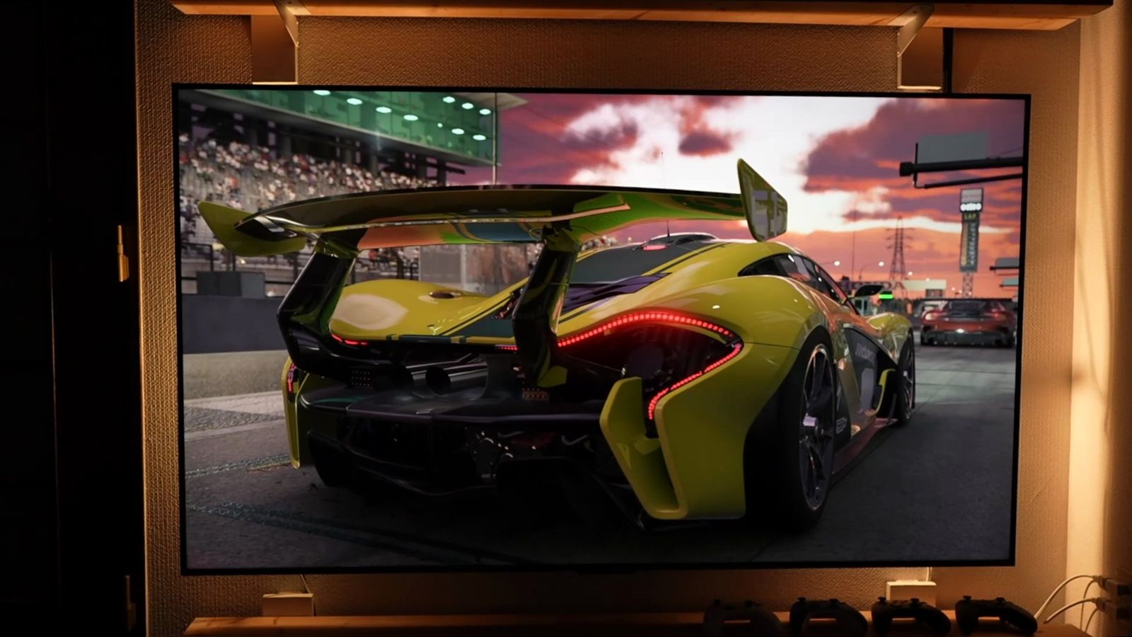 C6Kに表示したレースゲームの黄色い車
