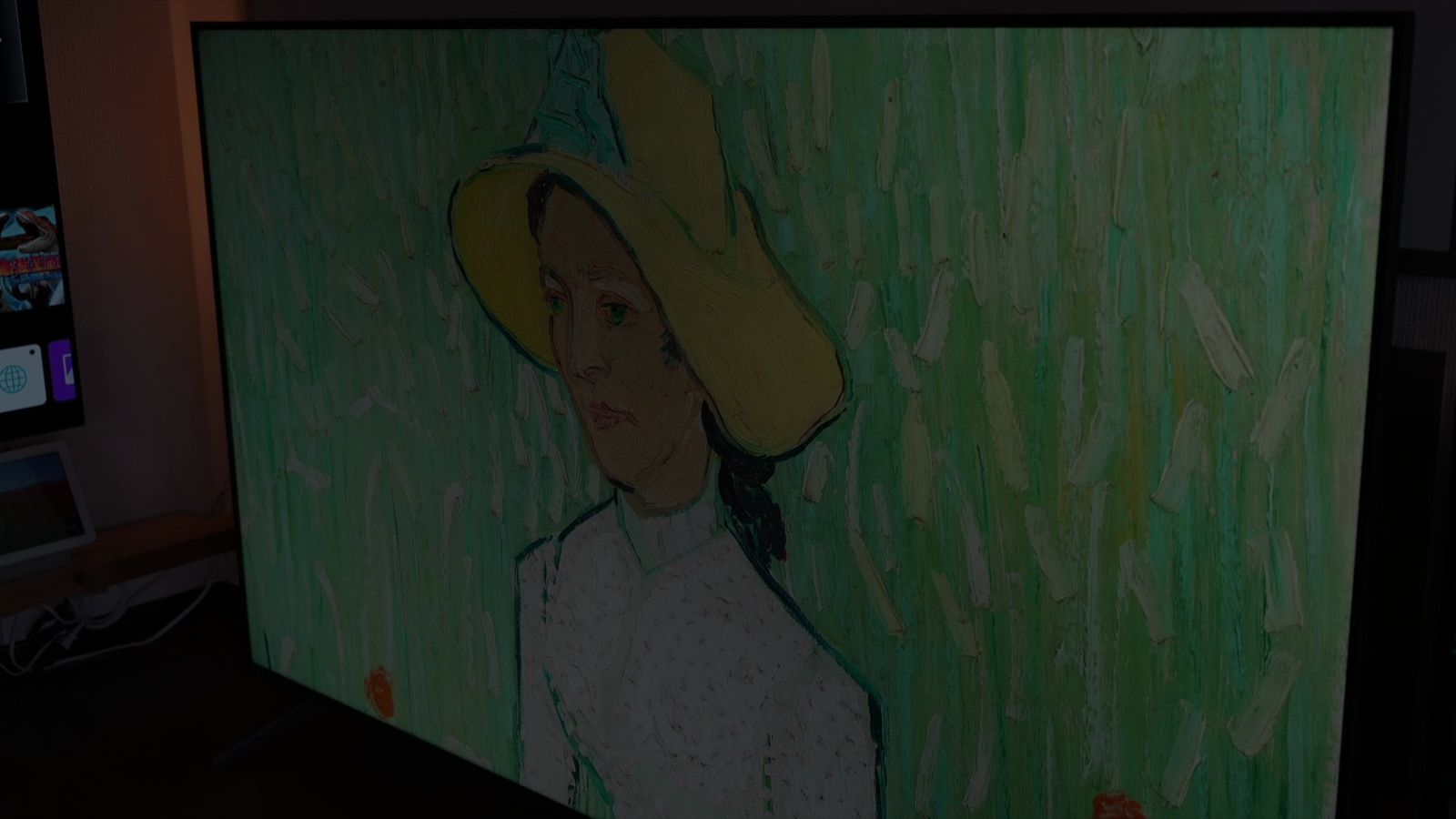斜めから見たC6Kの画面(麦わら帽子の女性の絵画)