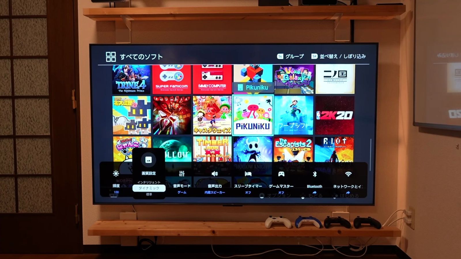壁に固定したC6Kの正面。画面の縁が細い