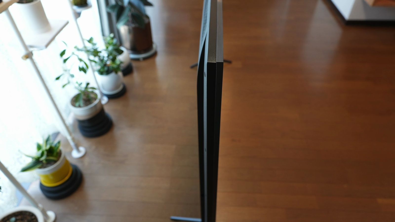 床に置いたC6Kを横から見た本体の薄さ