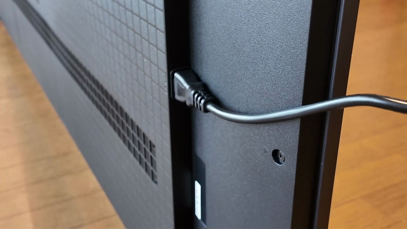 C6Kの背面に電源ケーブルを挿したところ