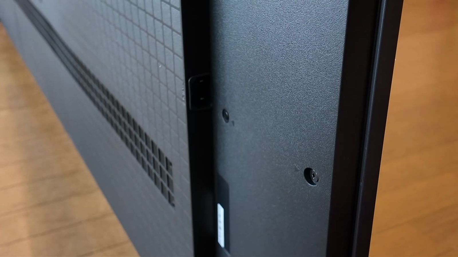 C6Kの背面から電源ケーブルを抜いた差し込み口