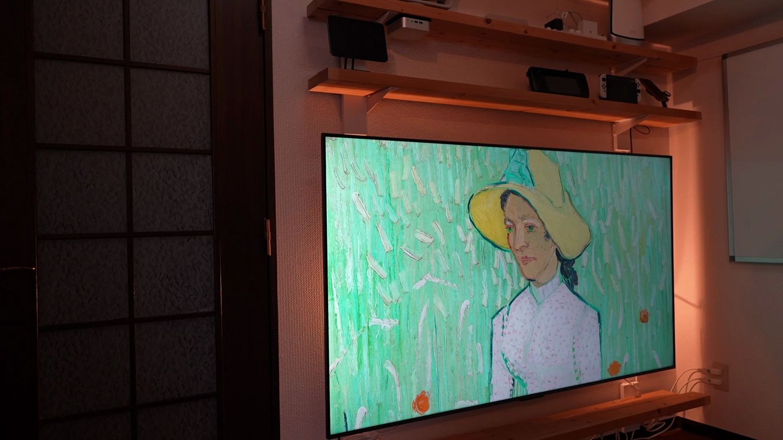 壁に固定したC6Kに麦わら帽子の女性の絵画を表示したところ