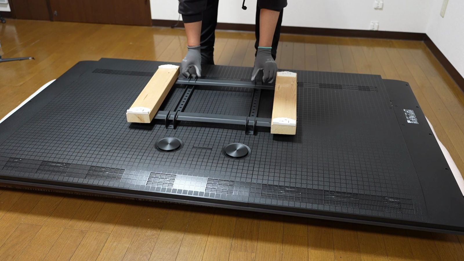 床に寝かせたC6Kの背面に壁掛け用の木材を取り付けたところ