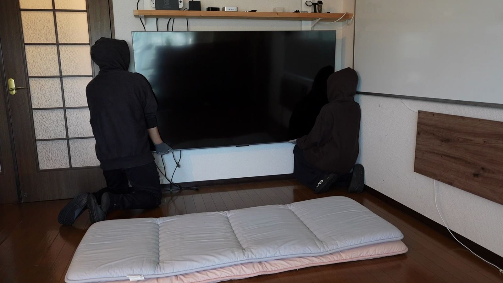 2人で壁際のC6Kを固定しているところ