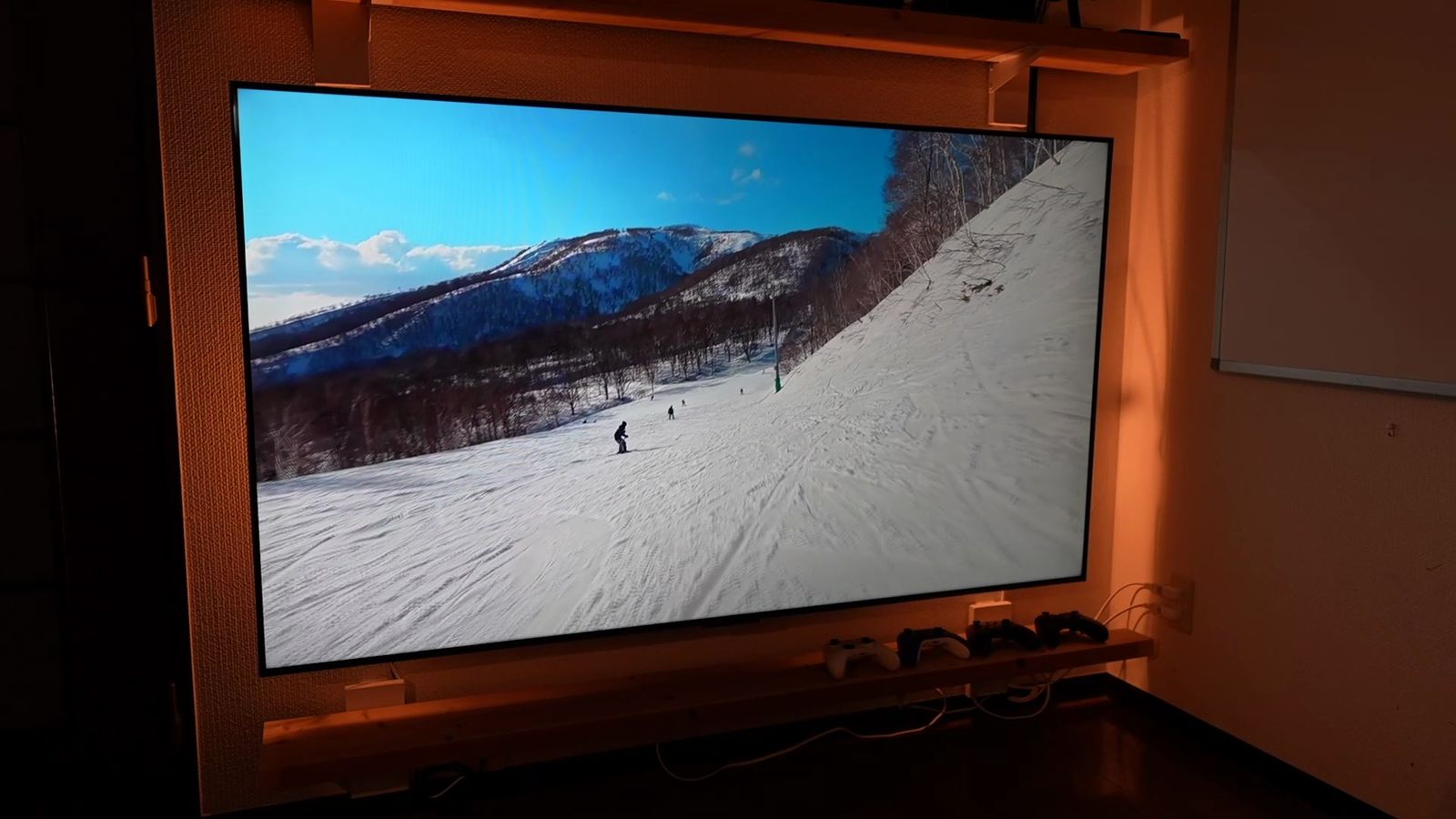 壁に固定したC6Kにスキー場の映像を表示したところ