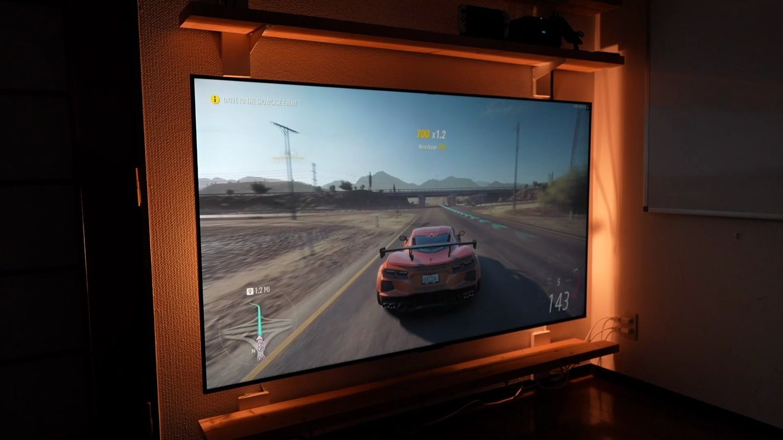 暗い部屋でC6Kにレースゲームを表示したところ