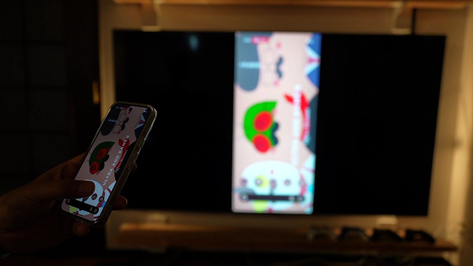 手に持ったiPhoneの画面をC6Kにミラーリングしているところ