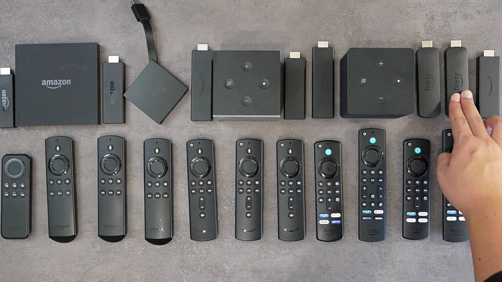 並べた歴代のFire TVシリーズとリモコン