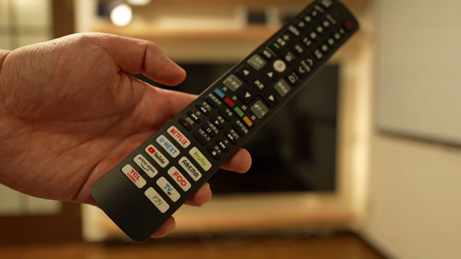 NETFLIX・U-NEXT・YouTube・prime video・TVerなどのボタンが並ぶC6Kのリモコン