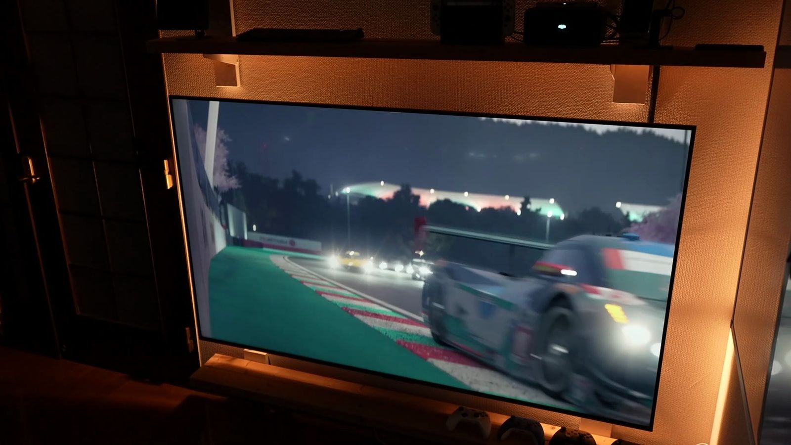 暗い部屋でC6Kにレースゲームを表示したところ
