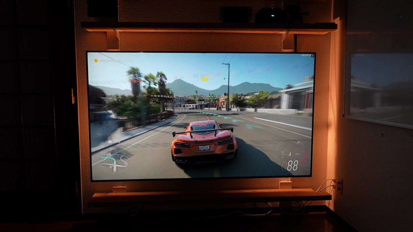 壁に固定したC6Kにレースゲームを表示したところ